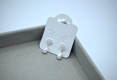 Brinco em prata 925 modelo pingo em perola e detalhe em zirconia. Garantia eterna