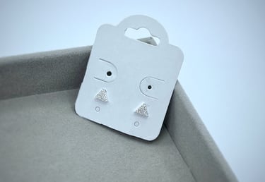 Brinco em prata 925 triângulo cravejado