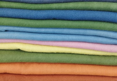 echarpes en laine teintes a la main avec des plantes