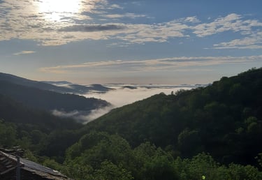 Vue panoramique depuis le hameau de Sénas sur les montagnes environantes dans le Haut-Languedoc