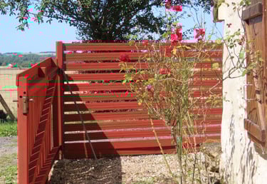 Portail en bois peint avec une peinture naturelle respirante et durable