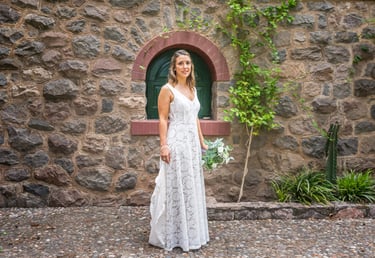 novia posando con su vestido bride