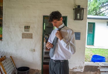 novio haciéndose el nudo de la corbata groom