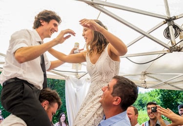 los novios alzados por amigos bride and groom