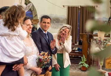 padrinos jugando con la niña fotografia de casamientos