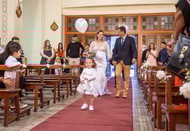 novia entrando a la iglesia con el padrino y su hija fotografia de casamientos