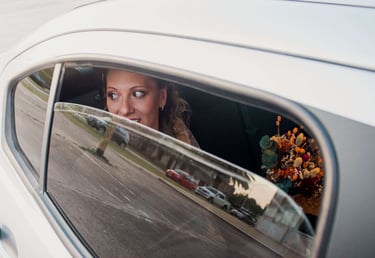 novia llegando a la iglesia fotografia de casamientos