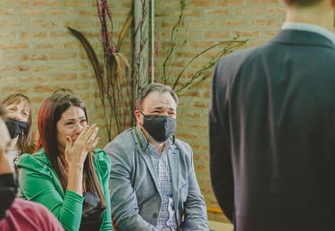 madre y padre llorando de emoción fotografia de bodas