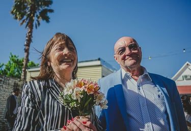abuela con el ramo de la novia