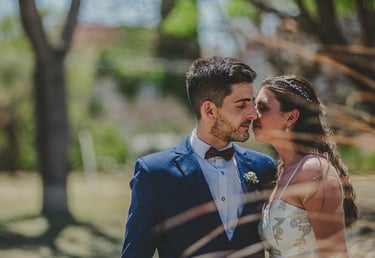 Novios besandose fotografia de casamiento