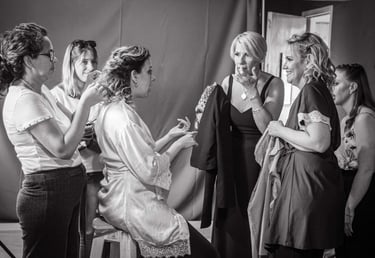 novia, amigas y familia vistiéndose fotografia de casamientos