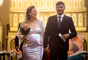 novios saliendo de la iglesia fotografia de casamientos
