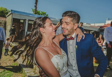 novios divirtiéndose fotografia de casamientos