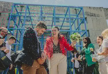 sallida de los novios tirada de arroz fotografia de casamientos