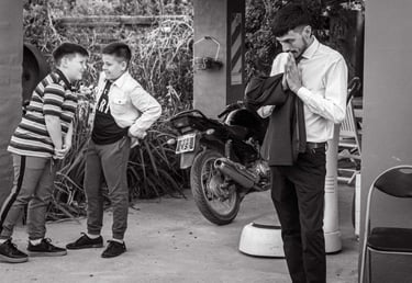 Novio pensativo antes de la iglesia fotografia de casamientos