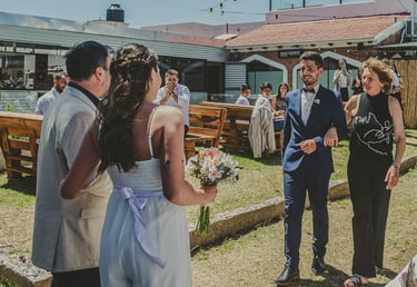 novios entrando al salón fotografia de casamiento