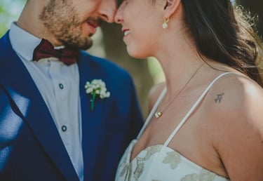 novios besándose fotografia de casamientos