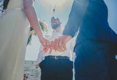 novios tomados de la mano fotografia de casamientos