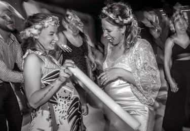 dos embarazadas bailando fotografia de casamientos