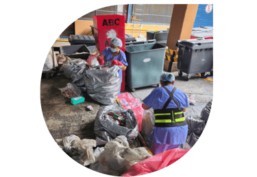 Personal de NOAM clasificando y recolectando residuos sólidos en zona industrial