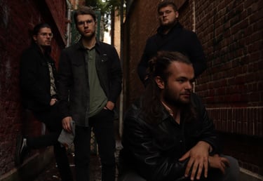  Le groupe Rush On Mars regardant à l'horizon sur un fond de brique.