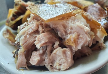 Purcel de lapte sardin (porceddu) gătit tradițional la agriturismo Agrisole, aproape de Olbia și San