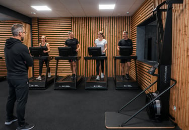 Séance de cardio en small group encadrée par un coach sportif pour adultes de 40 ans et plus
