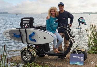 scooter électrique wingsurf 3Roues.com sur la plage / modèle : ROMUALD MAMADOU