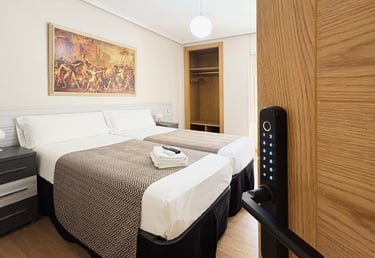 Habitación con dos camas cómoda y moderna en Berceo Rooms, Logroño