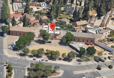 Entrada del Cementerio de Sevilla con la rotonda vacía