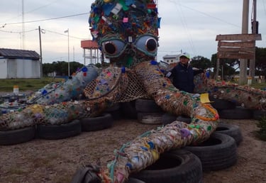escultura reciclada pulpo renacido en Bahia San Blas