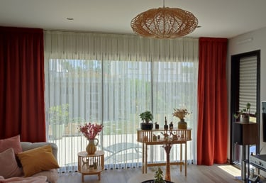 Double rideaux en velours Terracotta de la maison Designers Guild avec tête plis plats