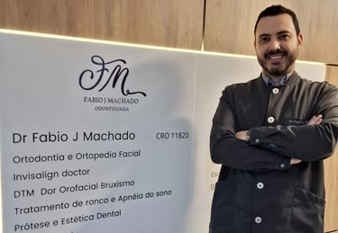 Dr. Fábio Machado, dentista especialista em Ortodontia e Invisalign em Curitiba.