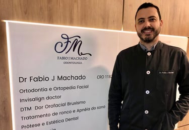 Dr. Fábio Machado, especialista em dor orofacial e bruxismo em Curitiba, na recepção da clínica!