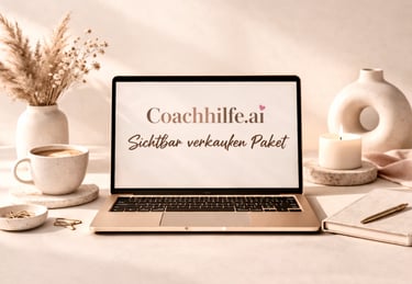 Laptop steht auf dem Tisch. Auf dem Bildschirm steht "Coachhilfe.ai-sichtbar verkaufen Paket". 