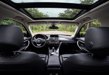 Interior da BMW 320i GT com teto solar panorâmico e acabamento premium