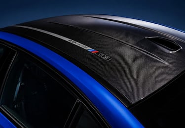 detalhe do teto em fibra de carbono do BMW M3 40 anos com inscrição 40 Jahre