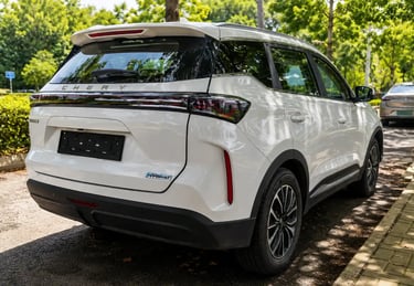 Traseira do novo Chery Tiggo 7 HEV flagrado na China com emblema híbrido inédito.