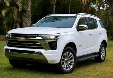 Chevrolet Trailblazer branca estacionada sobre gramado com fundo tropical