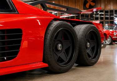 Detalhe das rodas traseiras da Ferrari Testarossa 6x6 com configuração de seis rodas