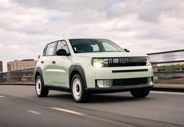 Fiat Grande Panda em movimento, modelo que inspira a próxima geração do Argo