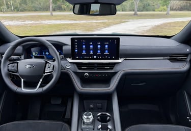 Interior do Ford Explorer 2026 com painel digital, central multimídia e acabamento moderno