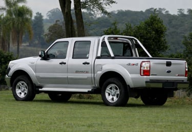 Ford Ranger 2010 prata cabine dupla 4x4 vista traseira em ambiente rural