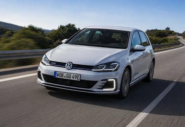 Golf Mk9 inspirado no Golf Sapão rodando em rodovia moderna em movimento