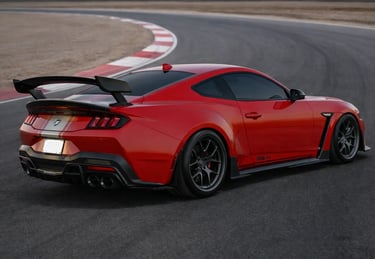 Mustang Dark Horse vermelho visto de traseira em pista de corrida com aerofólio esportivo e design a