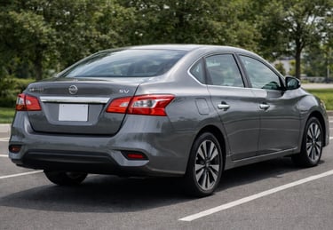 Nissan Sentra 2020 visto pela traseira em ângulo lateral