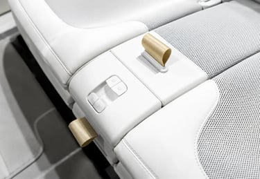 Detalhe do banco contínuo do Smart #2 com acabamento premium e design modular.