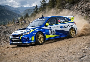 carros de rally Subaru Impreza WRX STI em ação no WRC em estrada de terra com curva e poeira levanta