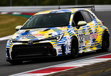 Toyota GR Yaris de corrida em pista reforçando origem no rali e alto desempenho esportivo