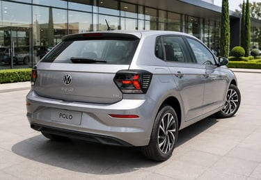 Volkswagen Polo Highline prata visto de traseira em frente a showroom